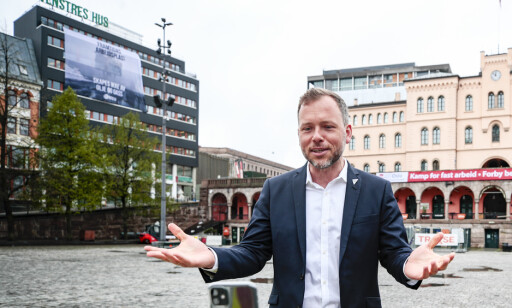 SV-leder Audun Lysbakken holdt fredag en videosendt appell på Youngstorget. Bak til venstre jobbet arbeidere med å fikse fasaden på Venstres Hus. Foto: Lise Åserud / NTB scanpix. SV-leder Audun Lysbakken holdt fredag en videosendt appell på Youngstorget. Bak til venstre jobbet arbeidere med å fikse fasaden på Venstres Hus. Foto: Lise Åserud / NTB scanpix.