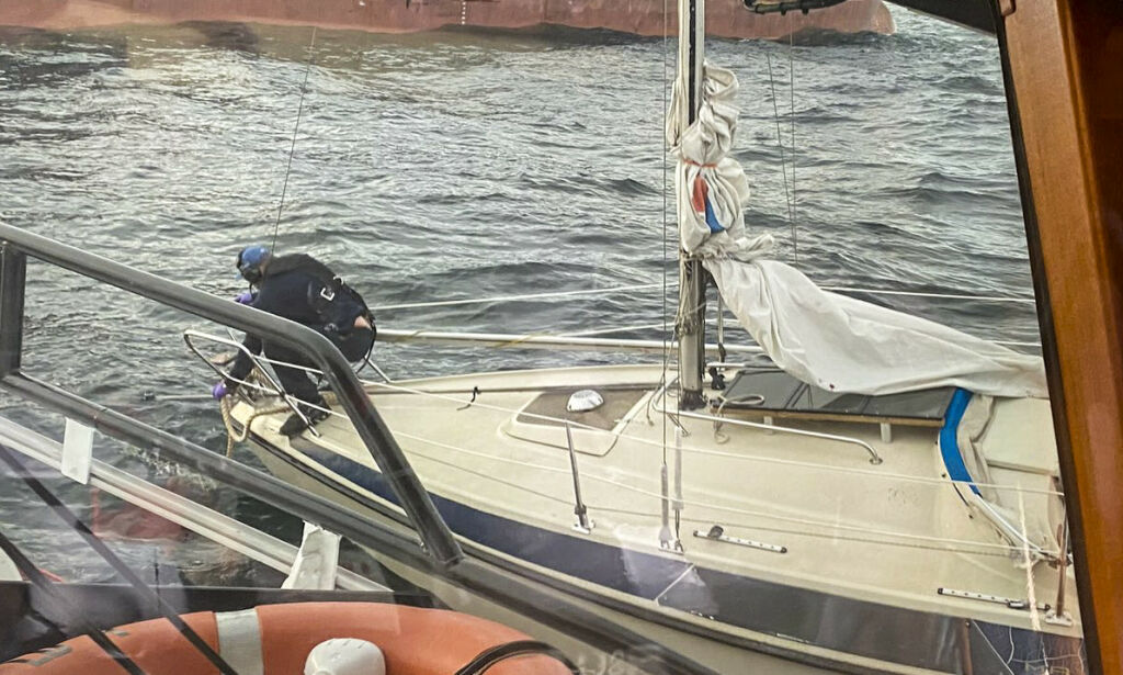 image: Mann i seilbåt med svensk flagg søker asyl