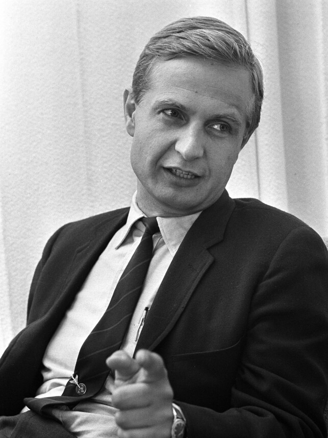 GÅTT BORT: Erik Tandberg her avbildet i en intervjusituasjon i 1969. Foto: NTB Scanpix GÅTT BORT: Erik Tandberg her avbildet i en intervjusituasjon i 1969. Foto: NTB Scanpix