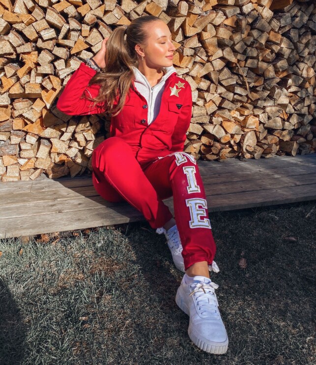 TAR DET ROLIG: Influenser Jennie Sofie forteller at russefeiringen blir annerledes, men at hun trolig ikke ville ha hatt hæla i taket uansett. Foto: Privat TAR DET ROLIG: Influenser Jennie Sofie forteller at russefeiringen blir annerledes, men at hun trolig ikke ville ha hatt hæla i taket uansett. Foto: Privat