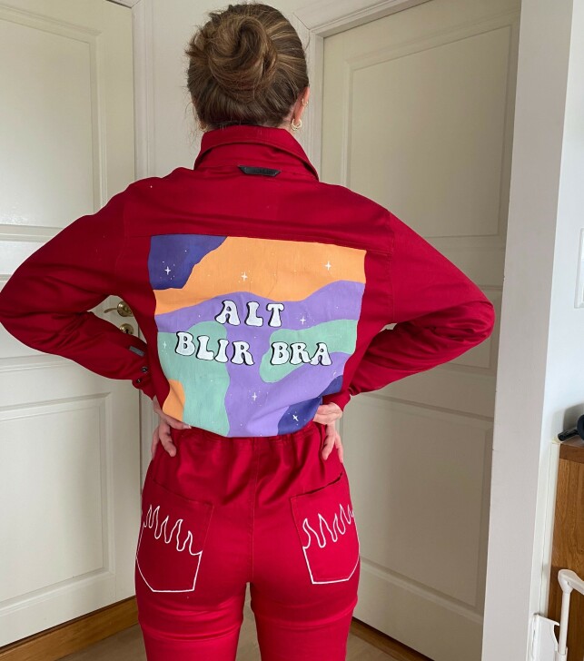 POSITIVT: På russedressryggen har influenseren budskapet «Alt blir bra». Foto: Privat POSITIVT: På russedressryggen har influenseren budskapet «Alt blir bra». Foto: Privat