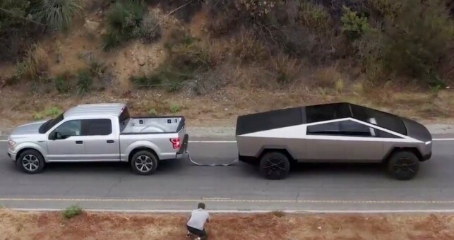 TREKKER TUNGT: Bilen skal kunne trekke 6,4 tonn og får en rekkevidde på 800 kilometer, ifølge Tesla. Her i kamp med en Ford F 150. Foto: Tesla TREKKER TUNGT: Bilen skal kunne trekke 6,4 tonn og får en rekkevidde på 800 kilometer, ifølge Tesla. Her i kamp med en Ford F 150. Foto: Tesla