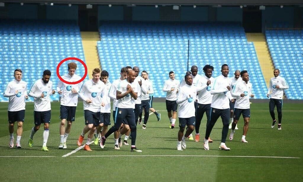 MED STJERNENE: Sam Tattum (rød ring) på Manchester City-trening, side om side med Kevin De Bruyne (til høyre for Tattum med oransje sko). Videre skimtes også blant andre Sergio Agüero, Yaya Touré og Raheem Sterling. Foto: Manchester City MED STJERNENE: Sam Tattum (rød ring) på Manchester City-trening, side om side med Kevin De Bruyne (til høyre for Tattum med oransje sko). Videre skimtes også blant andre Sergio Agüero, Yaya Touré og Raheem Sterling. Foto: Manchester City