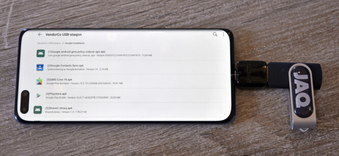 <strong>VIA USB:</strong> Her har vi koblet til en minneplugg via USB-C-porten på Huawei P40 Pro. Foto: Pål Joakim Pollen <strong>VIA USB:</strong> Her har vi koblet til en minneplugg via USB-C-porten på Huawei P40 Pro. Foto: Pål Joakim Pollen