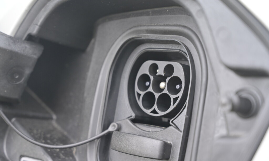 KJAPP: Har du tilgang på 11 kW på hjemmeladeren, kan denne bestilles med 11 kW ombordlader. Og her slipper du å fjerne gummiproppen hver eneste gang du skal lade bilen. En pakning rundt lokket holder kontakten tørr. Foto: Rune M. Nesheim KJAPP: Har du tilgang på 11 kW på hjemmeladeren, kan denne bestilles med 11 kW ombordlader. Og her slipper du å fjerne gummiproppen hver eneste gang du skal lade bilen. En pakning rundt lokket holder kontakten tørr. Foto: Rune M. Nesheim