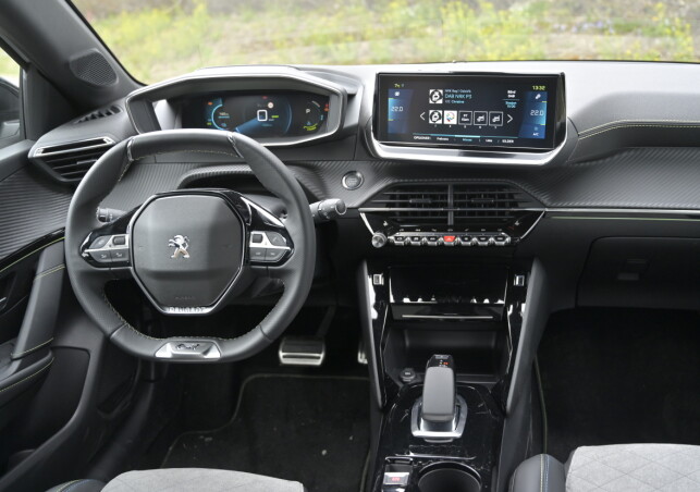 SÆRT: Peugeot har hatt sin helt egne løsning på interiør de siste årene med et lite ratt lavt plassert, nermest i fanget, med både flat topp og for å se isntrumentene. De skal erstatte head-up display hevder de. Det fir en spesiell kjørefølelse. Foto: Rune M. Nesheim SÆRT: Peugeot har hatt sin helt egne løsning på interiør de siste årene med et lite ratt lavt plassert, nermest i fanget, med både flat topp og for å se isntrumentene. De skal erstatte head-up display hevder de. Det fir en spesiell kjørefølelse. Foto: Rune M. Nesheim