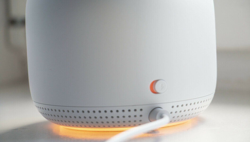 Ønsker du ikke at Google Assistent skal lytte, kan du deaktivere mikrofonen med en bryter på baksiden. Foto: Martin Kynningsrud Størbu Ønsker du ikke at Google Assistent skal lytte, kan du deaktivere mikrofonen med en bryter på baksiden. Foto: Martin Kynningsrud Størbu