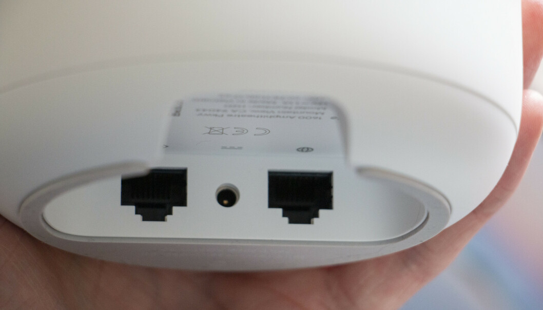Nest WiFi har begrenset med LAN-kontakter. Faktisk bare én. Foto: Martin Kynningsrud Størbu Nest WiFi har begrenset med LAN-kontakter. Faktisk bare én. Foto: Martin Kynningsrud Størbu