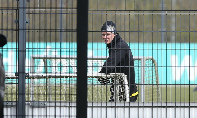 PÅ FELTET: Erling Braut Haaland og spillerne i Borussia Dortmund trener med sosial distanse. Foto: NTB scanpix PÅ FELTET: Erling Braut Haaland og spillerne i Borussia Dortmund trener med sosial distanse. Foto: NTB scanpix