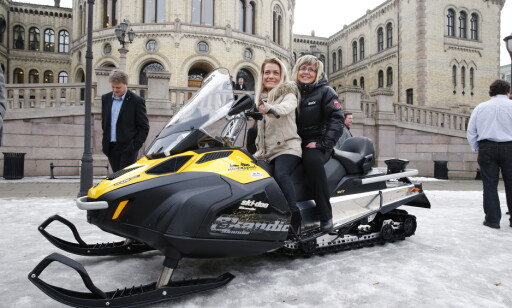 NYE REGLER: Senterpartiet, her ved Sandra Borch og Irene Nordahl, får flertall for forslaget om å myke opp reglene for scooterkjøring til hytta. Foto: Heiko Junge /NTB Scanpix. NYE REGLER: Senterpartiet, her ved Sandra Borch og Irene Nordahl, får flertall for forslaget om å myke opp reglene for scooterkjøring til hytta. Foto: Heiko Junge /NTB Scanpix.