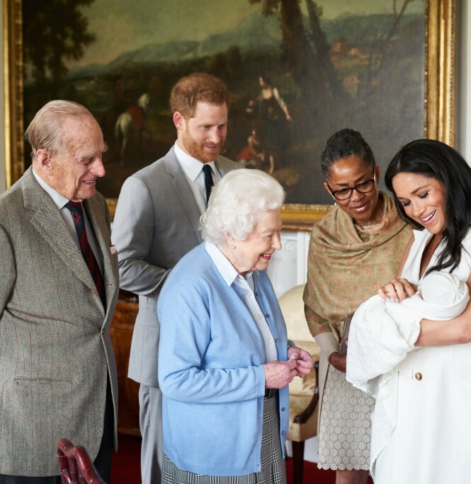 OLDEBARN: Dronning Elizabeth og prins Philip hilser på sitt åttende oldebarn på Windsor Castle. Ved Meghans side er også mormor Doria. FOTO: NTB scanpix OLDEBARN: Dronning Elizabeth og prins Philip hilser på sitt åttende oldebarn på Windsor Castle. Ved Meghans side er også mormor Doria. FOTO: NTB scanpix