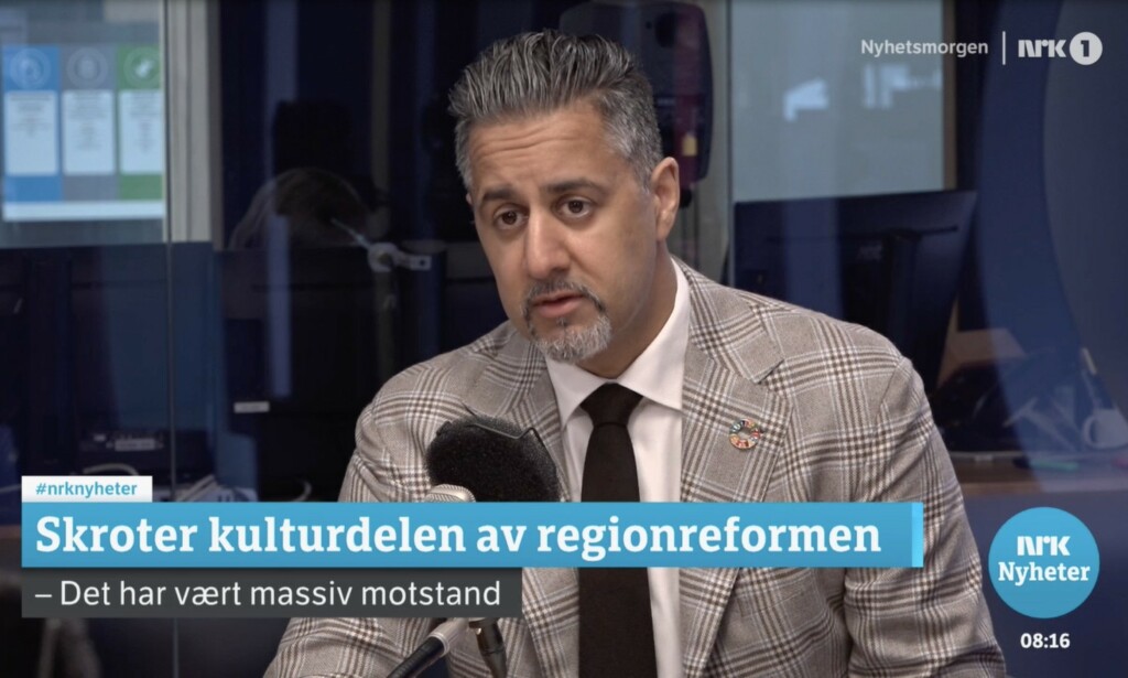 MØTTES: Kulturminister Abid Raja stilte til debatt om regionreformen bare minutter etter at Trond Giske hadde diskutert toppfotball med helseminister Bent Høie. Skjermdump NRK MØTTES: Kulturminister Abid Raja stilte til debatt om regionreformen bare minutter etter at Trond Giske hadde diskutert toppfotball med helseminister Bent Høie. Skjermdump NRK