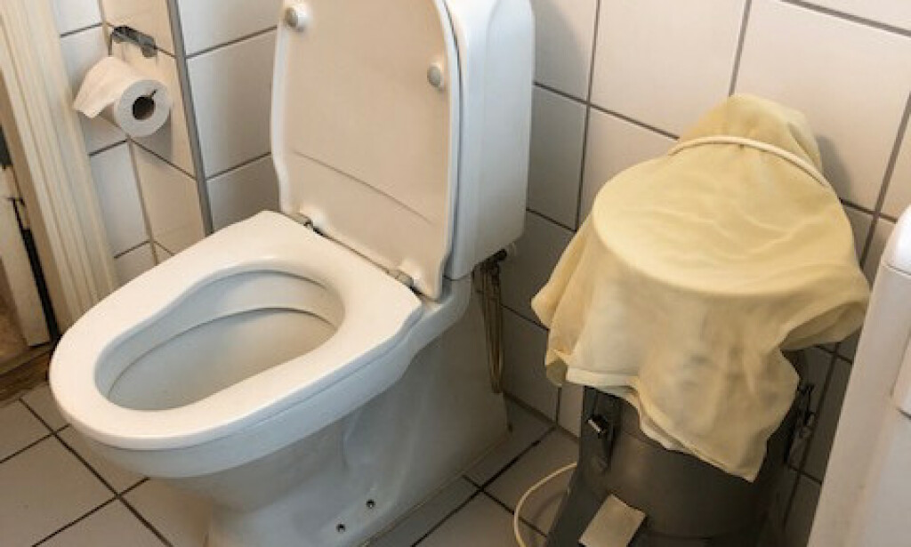 IKKE SØPPEL: Spannet til høyre er en separator som brukes for å skille ut soyamassen, ikke spesielt strategisk plassert ved siden av toalettet. Foto: Mattilsynet IKKE SØPPEL: Spannet til høyre er en separator som brukes for å skille ut soyamassen, ikke spesielt strategisk plassert ved siden av toalettet. Foto: Mattilsynet