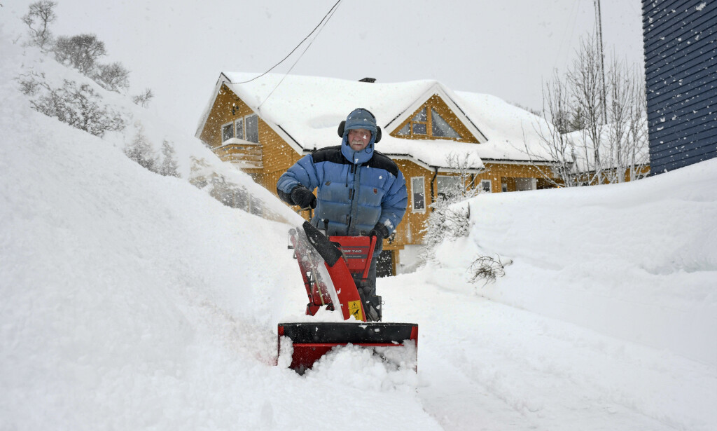Troms 20200331.
Det har falt mye sn i Troms de siste dagene. Her freser Bjrn Johansen innkjrselen sin.
Foto: Rune Stoltz Bertinussen / NTB scanpix Troms 20200331.
Det har falt mye sn i Troms de siste dagene. Her freser Bjrn Johansen innkjrselen sin.
Foto: Rune Stoltz Bertinussen / NTB scanpix