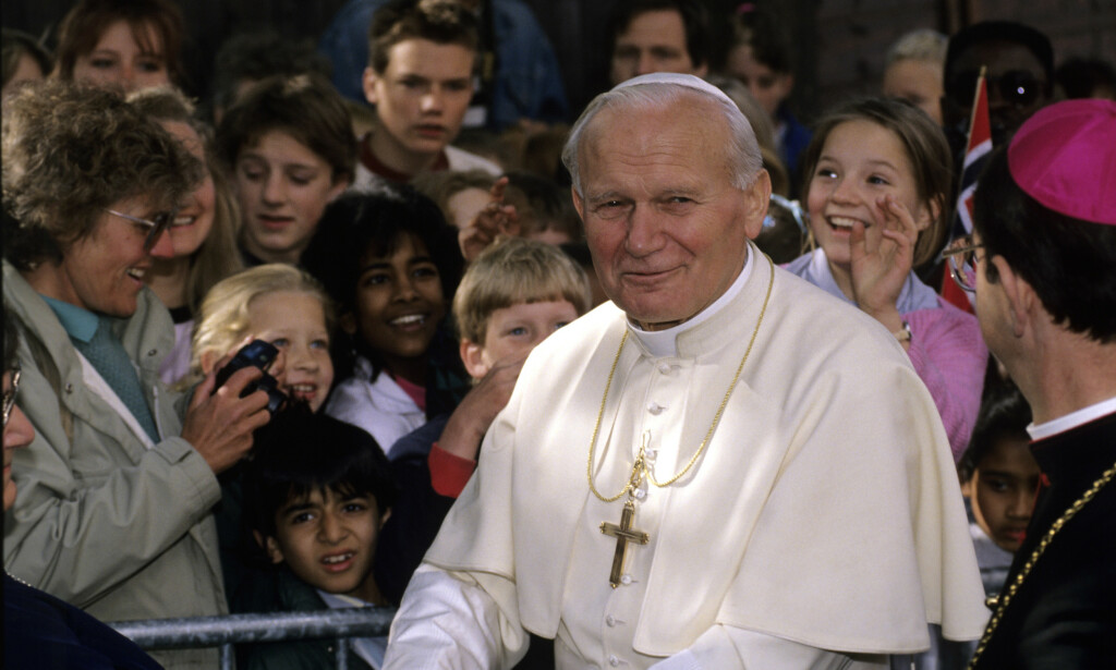 FRP SITS THE POPE: Helge Andre Njåstad from FrP quotes the Pope when he tells him how important football is to people. Photo: NTB Scanpix 