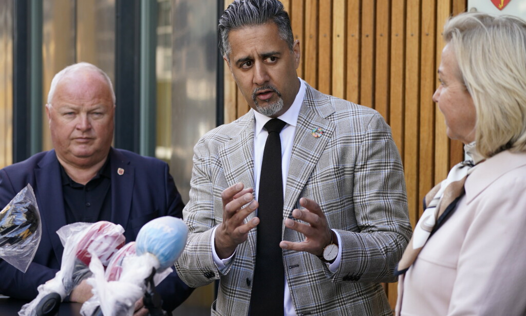 I DIALOG: Fotballpresident Terje Svendsen med kulturminister Abid Raja og idrettspresident Berit Kjøll. Foto: Bjørn Langsem I DIALOG: Fotballpresident Terje Svendsen med kulturminister Abid Raja og idrettspresident Berit Kjøll. Foto: Bjørn Langsem