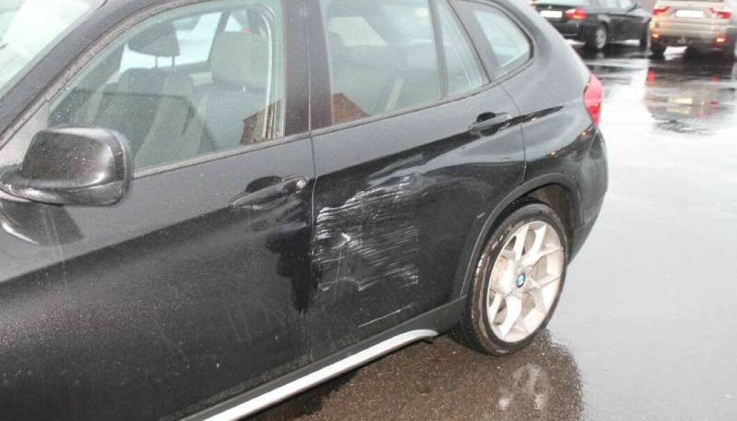 <strong>TYPISK SKADE:</strong> Mange tusen bileiere finner slike skader på bilen sin når de kommer ut i fra butikken. Det beste tipset er å parkere et stykke vekk fra inngangen. Foto: Gjensidige <strong>TYPISK SKADE:</strong> Mange tusen bileiere finner slike skader på bilen sin når de kommer ut i fra butikken. Det beste tipset er å parkere et stykke vekk fra inngangen. Foto: Gjensidige