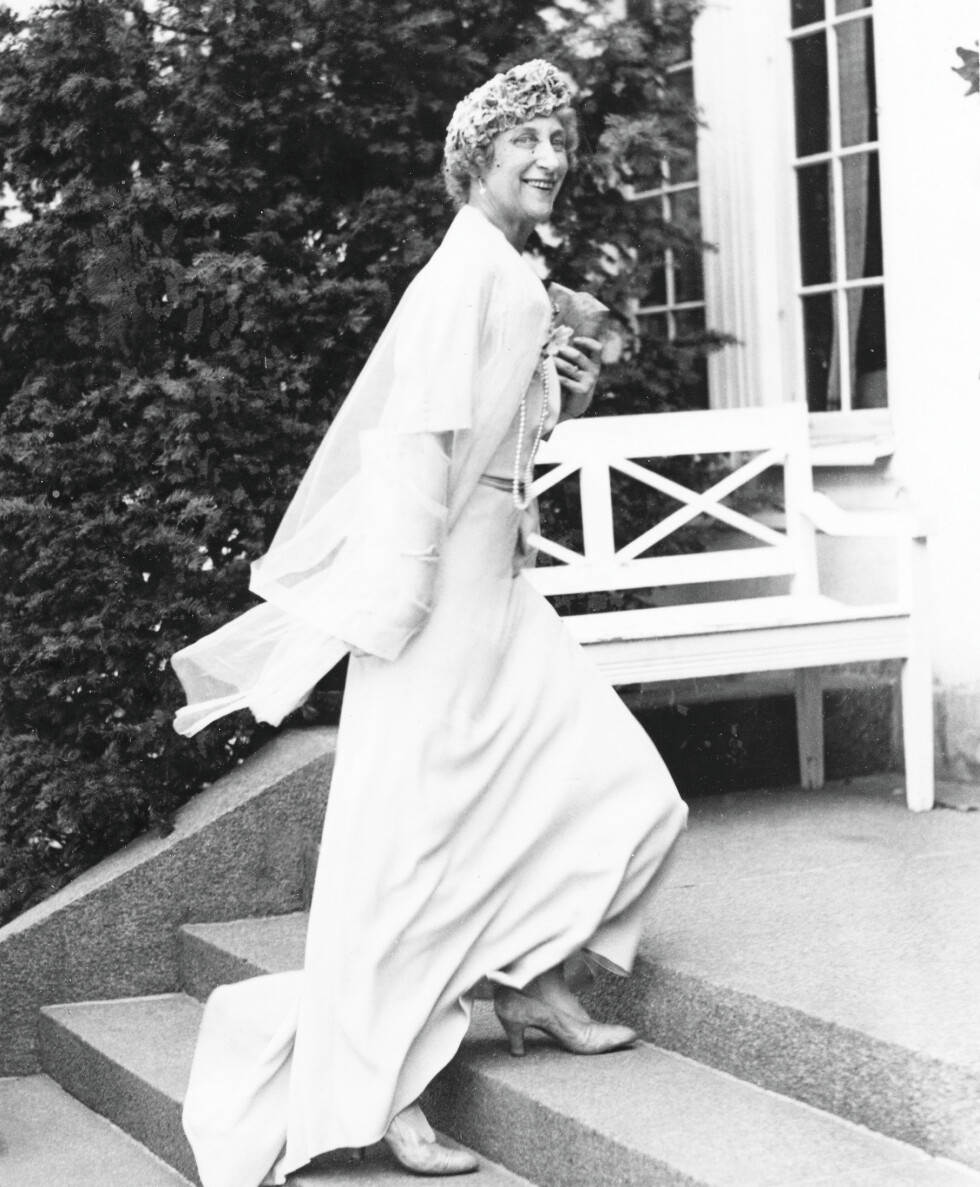 I BRYLLUP: Prinsesse Ingeborg tatt på kornet ved sønnen Carls bryllup med grevinne Elsa von Rosen i juli 1937. «Hun hadde den boblende evnen til å si de gale tingene på de rette tidspunktene», har kong Harald sagt. I BRYLLUP: Prinsesse Ingeborg tatt på kornet ved sønnen Carls bryllup med grevinne Elsa von Rosen i juli 1937. «Hun hadde den boblende evnen til å si de gale tingene på de rette tidspunktene», har kong Harald sagt.