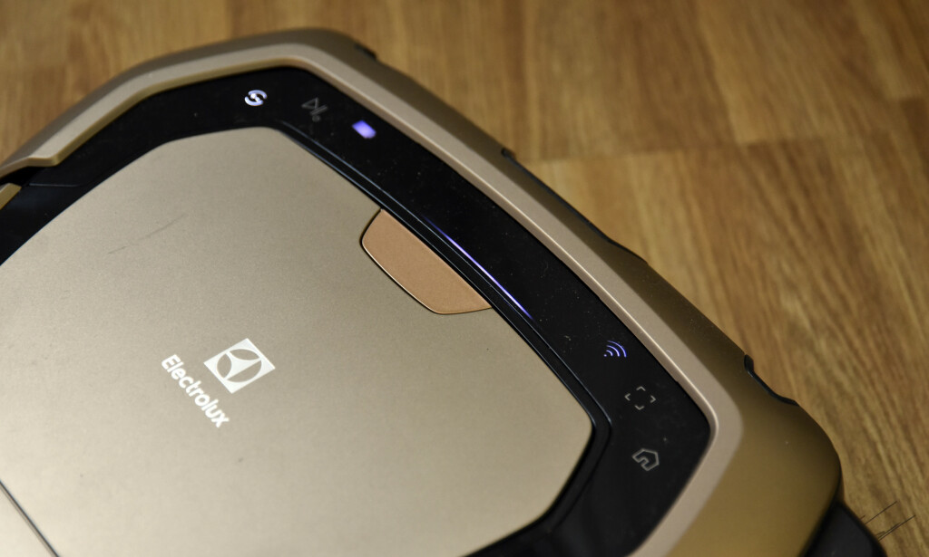 TOUCH: Electrolux har gått for berøringsfølsomme felt fremfor fysiske knapper, der du også ser status på batteri og WiFi. Foto: Pål Joakim Pollen TOUCH: Electrolux har gått for berøringsfølsomme felt fremfor fysiske knapper, der du også ser status på batteri og WiFi. Foto: Pål Joakim Pollen