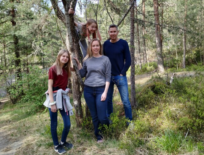 FANT RINGEN: Jorunn Wold, ektemannen Per Nordahl Nilsen og døtrene Amalie (12) og Elida (10) var på tur bare noen timer etter at Geir mistet gifteringen. Det var Amalie, i rødt, som fant den. FOTO: Privat FANT RINGEN: Jorunn Wold, ektemannen Per Nordahl Nilsen og døtrene Amalie (12) og Elida (10) var på tur bare noen timer etter at Geir mistet gifteringen. Det var Amalie, i rødt, som fant den. FOTO: Privat