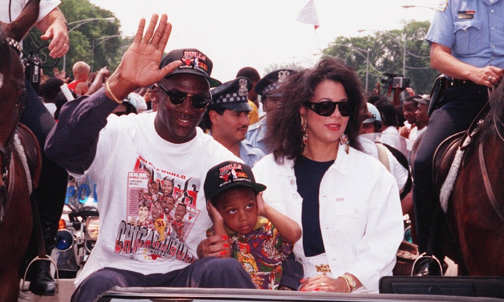 BLE SAMMEN PÅ 80-TALLET: Michael Jordan med ekskone Juanita og sønnen Jeffrey tilbake i 1991. Foto: Mark Elias/AP/NTB Scanpix BLE SAMMEN PÅ 80-TALLET: Michael Jordan med ekskone Juanita og sønnen Jeffrey tilbake i 1991. Foto: Mark Elias/AP/NTB Scanpix