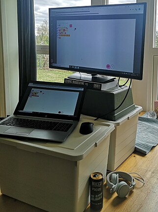 "Med ett köksbord som skrivbord försöker jag komma på kreativa lösningar. Vissa är bättre än andra..." 📸: Privat "Med ett köksbord som skrivbord försöker jag komma på kreativa lösningar. Vissa är bättre än andra..." 📸: Privat