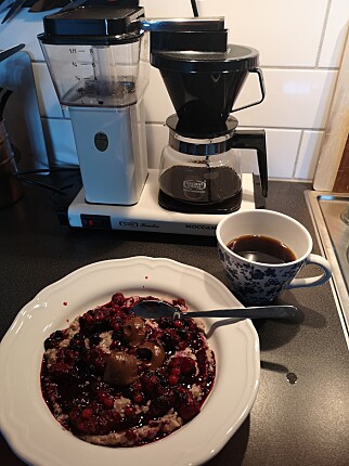 "Klar för dagen 9.00 med en kopp kaffe (viktigt!) och frukost framför datorn." 📸: Privat "Klar för dagen 9.00 med en kopp kaffe (viktigt!) och frukost framför datorn." 📸: Privat