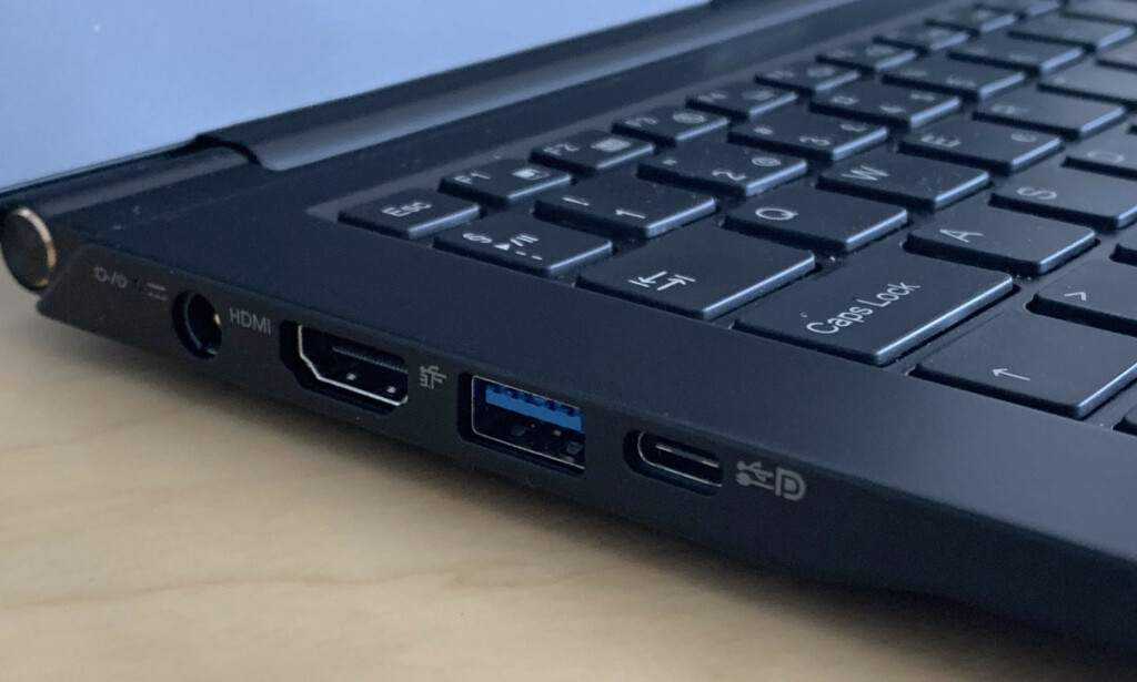 TO SKJERMUTGANGER: Med både HDMI og DisplayPort, kan du boldtre deg med skjermer på skrivebordet. Foto: Bjørn Eirik Loftås TO SKJERMUTGANGER: Med både HDMI og DisplayPort, kan du boldtre deg med skjermer på skrivebordet. Foto: Bjørn Eirik Loftås