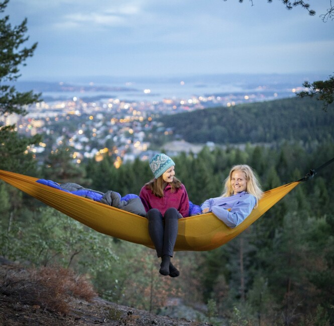 TURSØSTRENE: Hege (36) og Stine Schultz Heireng (39) har gått fottur over hele verden, men liker seg aller best i Norge. Og de har lært seg å ta med godt med klær! FOTO : Emil Wiik Larsen TURSØSTRENE: Hege (36) og Stine Schultz Heireng (39) har gått fottur over hele verden, men liker seg aller best i Norge. Og de har lært seg å ta med godt med klær! FOTO : Emil Wiik Larsen