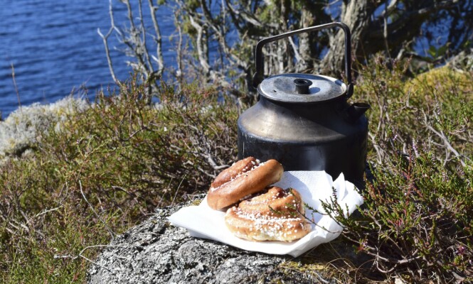 KAFFELARS: ... med noe godt til. Og kanskje er det best med termos når det er tørt i skogen. FOTO: Paul Hughson KAFFELARS: ... med noe godt til. Og kanskje er det best med termos når det er tørt i skogen. FOTO: Paul Hughson