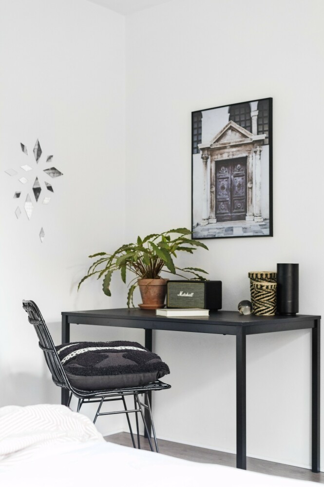 I et hjørne av soverommet har Fie fått plass til et arbeidsbord. FOTO: Mettemaje Skøtt og Camilla Skøtt I et hjørne av soverommet har Fie fått plass til et arbeidsbord. FOTO: Mettemaje Skøtt og Camilla Skøtt