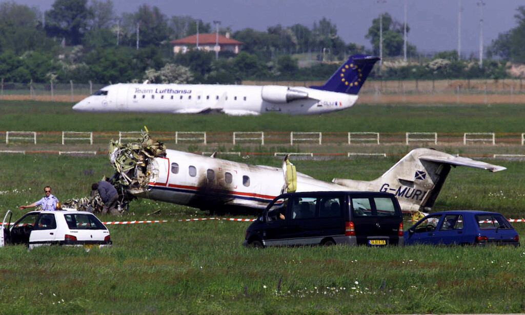 STYGG NØDLANDING: Slik så det ut da flyet med Formel 1-kjører David Coulthard måtte nødlande. To piloter omkom i krasjen. Foto: Robert Pratta/Reuters/NTB Scanpix STYGG NØDLANDING: Slik så det ut da flyet med Formel 1-kjører David Coulthard måtte nødlande. To piloter omkom i krasjen. Foto: Robert Pratta/Reuters/NTB Scanpix
