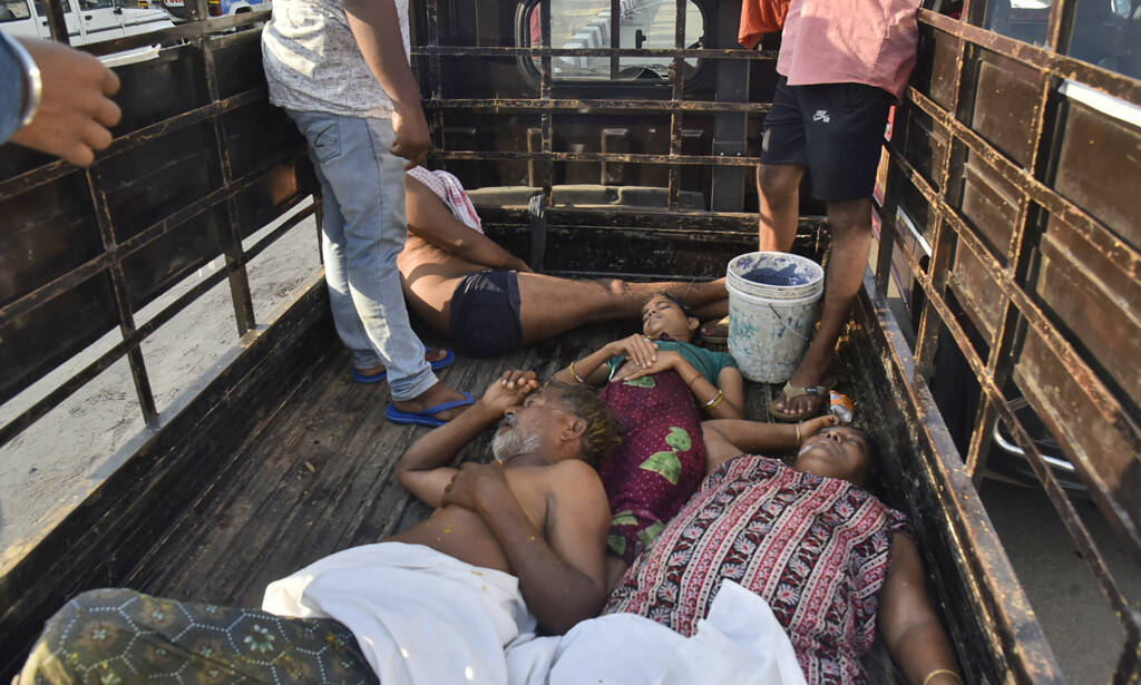 Mange personer hadde problemer med å puste og kollapset etter å ha inhalert gassen styrene i byen Visakhapatnam i India torsdag. Disse personene ble fraktet til sykehus på lasteplanet til en lastebil. Foto: AP / NTB scanpix Mange personer hadde problemer med å puste og kollapset etter å ha inhalert gassen styrene i byen Visakhapatnam i India torsdag. Disse personene ble fraktet til sykehus på lasteplanet til en lastebil. Foto: AP / NTB scanpix