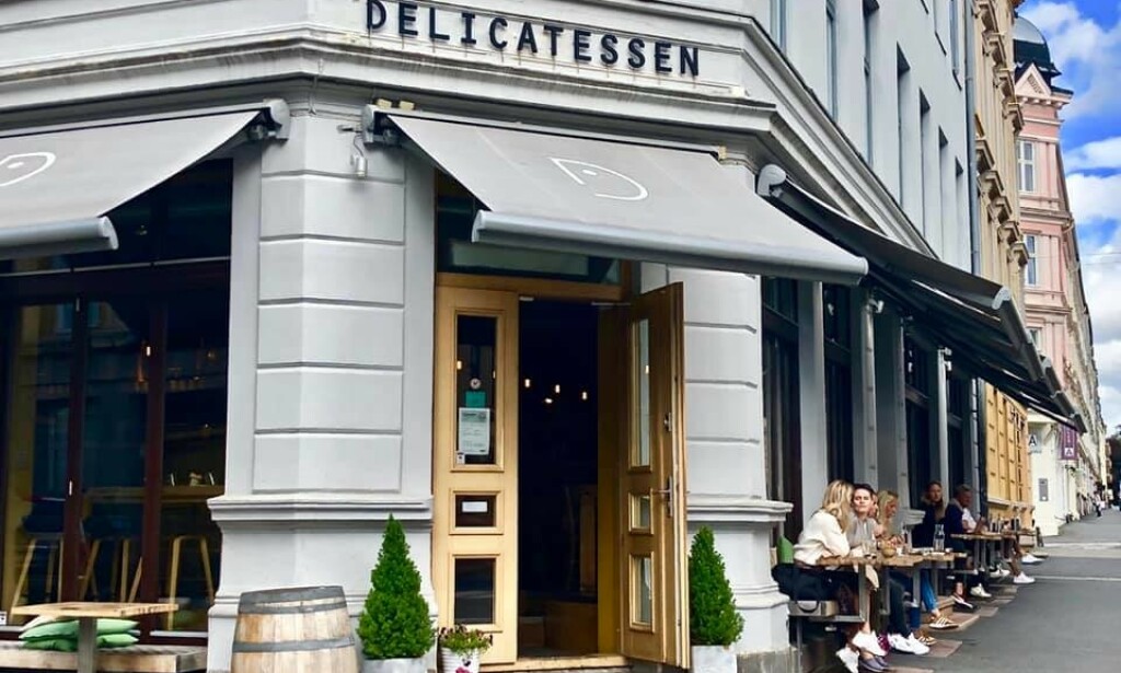 VINDUSPLASSER: På Delicatessen på Majorstuen er det bygget benker og småbord rett utenfor vinduene. Foto: Delicatessen VINDUSPLASSER: På Delicatessen på Majorstuen er det bygget benker og småbord rett utenfor vinduene. Foto: Delicatessen