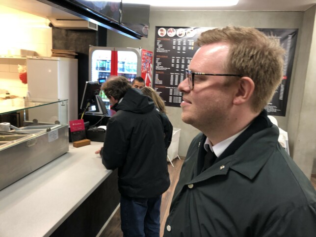kode24s fagredaktør Jørgen Jacobsen venter på kebab etter å ikke ha vunnet pris på Nordiske Mediedager i Bergen i fjor. 📸: Ole Petter Baugerød Stokke kode24s fagredaktør Jørgen Jacobsen venter på kebab etter å ikke ha vunnet pris på Nordiske Mediedager i Bergen i fjor. 📸: Ole Petter Baugerød Stokke