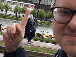 kode24s fagredaktør har funnet et skilt hvor det står "KODE" i Bergen under fjorårets Mediedager, hvor noen andre enn kode24 vant årets nisjenettsted-prisen. 📸: Ole Petter Baugerød Stokke kode24s fagredaktør har funnet et skilt hvor det står "KODE" i Bergen under fjorårets Mediedager, hvor noen andre enn kode24 vant årets nisjenettsted-prisen. 📸: Ole Petter Baugerød Stokke