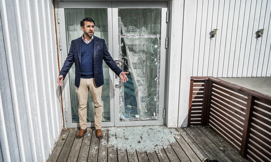 SKADER: Fortsatt er det tydelige skader etter terrorangrepet mot Al-Noor moskeen i Bærum. Irfan Mushtaq viser fram døra med skuddskader, hvor terroristen skjøt seg inn i moskeen.
Foto: Hans Arne Vedlog / Dagbladet SKADER: Fortsatt er det tydelige skader etter terrorangrepet mot Al-Noor moskeen i Bærum. Irfan Mushtaq viser fram døra med skuddskader, hvor terroristen skjøt seg inn i moskeen.
Foto: Hans Arne Vedlog / Dagbladet