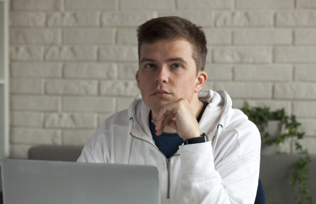 Utvikler Aleks Gisvold tror han får mye tid til overs denne sommeren, og håper å kunne bruke en del av den på å være mentor for studenter uten relevant sommerjobb. 📸: Paweł Worytko Utvikler Aleks Gisvold tror han får mye tid til overs denne sommeren, og håper å kunne bruke en del av den på å være mentor for studenter uten relevant sommerjobb. 📸: Paweł Worytko