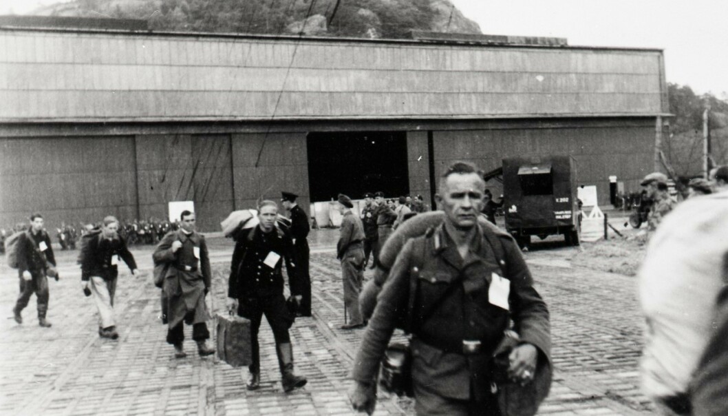 <strong>HJEMREISE:</strong> Tysk personell ved flyhangaren på Vestnes som trolig er blitt plukket ut for ytterligere forhør før forflytning og hjemsendelse til Tyskland etter frigjøringen i 1945. Foto: Arkivverket / SAS <strong>HJEMREISE:</strong> Tysk personell ved flyhangaren på Vestnes som trolig er blitt plukket ut for ytterligere forhør før forflytning og hjemsendelse til Tyskland etter frigjøringen i 1945. Foto: Arkivverket / SAS