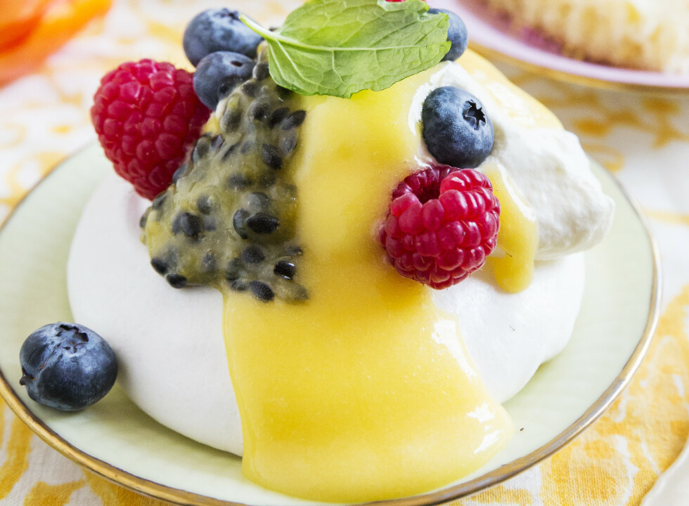 Pavlova er oppkalt etter den russiske ballerinaen Anna Pavlova som ønsket et stykke kake etter endt forestilling. På en turné i Australia i 1926, ble kaken skapt til hennes ære. Den ble servert med krem og kiwi. Foto: Synøve Dreyer Pavlova er oppkalt etter den russiske ballerinaen Anna Pavlova som ønsket et stykke kake etter endt forestilling. På en turné i Australia i 1926, ble kaken skapt til hennes ære. Den ble servert med krem og kiwi. Foto: Synøve Dreyer