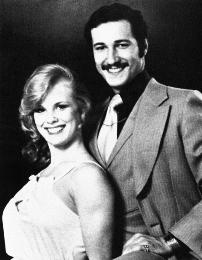 NYGIFT: Dorothy Stratten og ektemannen Paul Snider på bryllupsbildet, etter at de giftet seg i Las Vegas i 1978. Dorothy er 18 år. FOTO: NTB Scanpix NYGIFT: Dorothy Stratten og ektemannen Paul Snider på bryllupsbildet, etter at de giftet seg i Las Vegas i 1978. Dorothy er 18 år. FOTO: NTB Scanpix