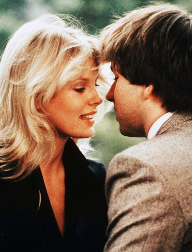 SJALUSI: Mens Dorothys filmkarriere skjøt fart, skal Paul Snider ha blitt mer og mer besatt av henne. Her fra innspillingen av Dorothys siste film «They All Laughed» i en scene med John Ritter. FOTO: NTB Scanpix SJALUSI: Mens Dorothys filmkarriere skjøt fart, skal Paul Snider ha blitt mer og mer besatt av henne. Her fra innspillingen av Dorothys siste film «They All Laughed» i en scene med John Ritter. FOTO: NTB Scanpix