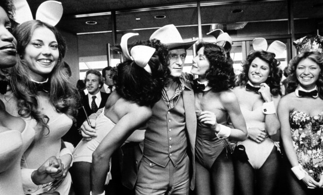 FULL PUPP: Hugh Hefner omgitt av «Playboy-bunnies» i 1979, samme år som Dorothy Stratten ble hans store stjerne. FOTO: NTB Scanpix FULL PUPP: Hugh Hefner omgitt av «Playboy-bunnies» i 1979, samme år som Dorothy Stratten ble hans store stjerne. FOTO: NTB Scanpix