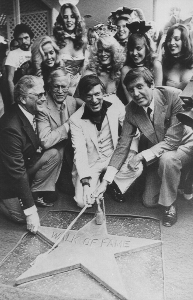 STJERNE: 10. april 1980 fikk Hugh Hefner sin egen stjerne på the Hollywood Walk of Fame i Los Angeles. FOTO: NTB Scanpix STJERNE: 10. april 1980 fikk Hugh Hefner sin egen stjerne på the Hollywood Walk of Fame i Los Angeles. FOTO: NTB Scanpix