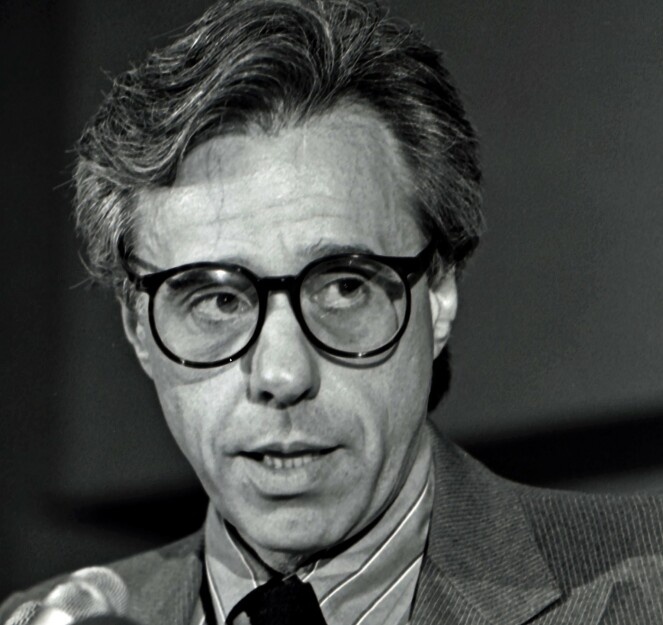 FORELSKET: Regissør Peter Bogdanovich holder en tale under Directors Guild of America news conference i 1988. Åtte år tidligere ble kjæresten hans Dorothy Stratten drept. FOTO: NTBScanpix FORELSKET: Regissør Peter Bogdanovich holder en tale under Directors Guild of America news conference i 1988. Åtte år tidligere ble kjæresten hans Dorothy Stratten drept. FOTO: NTBScanpix