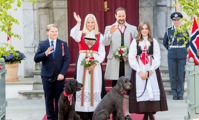 <strong>KRONPRINSFAMILIEN:</strong> Hvert år starter kronprinsfamilien nasjonaldagen med å vinke til barnetoget foran hjemmet sitt på Skaugum. Foto: NTB Scanpix <strong>KRONPRINSFAMILIEN:</strong> Hvert år starter kronprinsfamilien nasjonaldagen med å vinke til barnetoget foran hjemmet sitt på Skaugum. Foto: NTB Scanpix