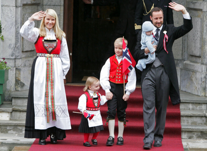 <strong>DEN GANG DA:</strong> Kronprinsesse Mette-Marit, prinsesse Ingrid Alexandra, Marius Borg Høiby og kronprins Haakon med prins Sverre Magnus på armen i 2006. Foto: NTB Scanpix <strong>DEN GANG DA:</strong> Kronprinsesse Mette-Marit, prinsesse Ingrid Alexandra, Marius Borg Høiby og kronprins Haakon med prins Sverre Magnus på armen i 2006. Foto: NTB Scanpix