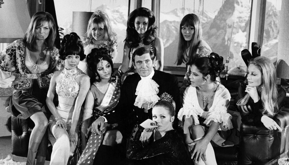 DØDSENGEL: Julie Ege (til venstre) fotografert sammen med medskuespillerne i Bond-filmen On Her Majesty's Secret Service i 1969. Foto: REX NTB Scanpix DØDSENGEL: Julie Ege (til venstre) fotografert sammen med medskuespillerne i Bond-filmen On Her Majesty's Secret Service i 1969. Foto: REX NTB Scanpix