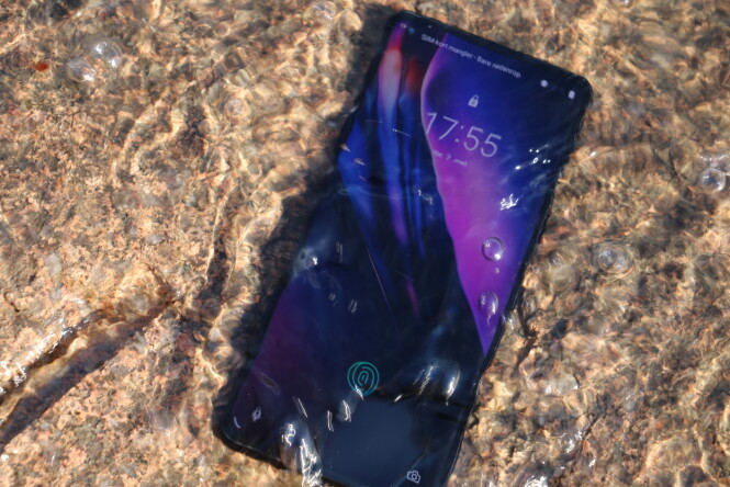 Denne utgaven av OnePlus 8 har ikke IP68-sertifisering, men den tålte en liten dukkert i elva. Foto: Martin Kynningsrud Størbu Denne utgaven av OnePlus 8 har ikke IP68-sertifisering, men den tålte en liten dukkert i elva. Foto: Martin Kynningsrud Størbu