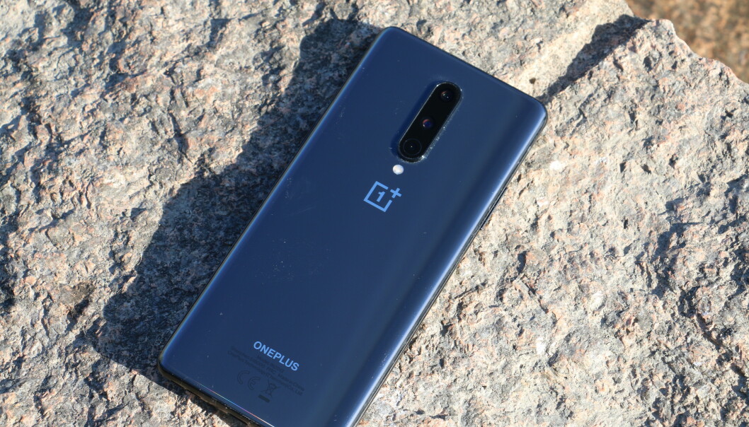 OnePlus 8 har en bakside i glass, men det er kun Pro-modellen som kan lades trådløs. Legg merke til støvsamleren rundt kamerahakket. Foto: Martin Kynningsrud Størbu OnePlus 8 har en bakside i glass, men det er kun Pro-modellen som kan lades trådløs. Legg merke til støvsamleren rundt kamerahakket. Foto: Martin Kynningsrud Størbu